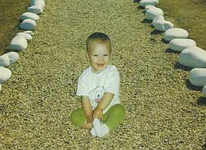 Grusskarte 27 Ein Kind kreuzt